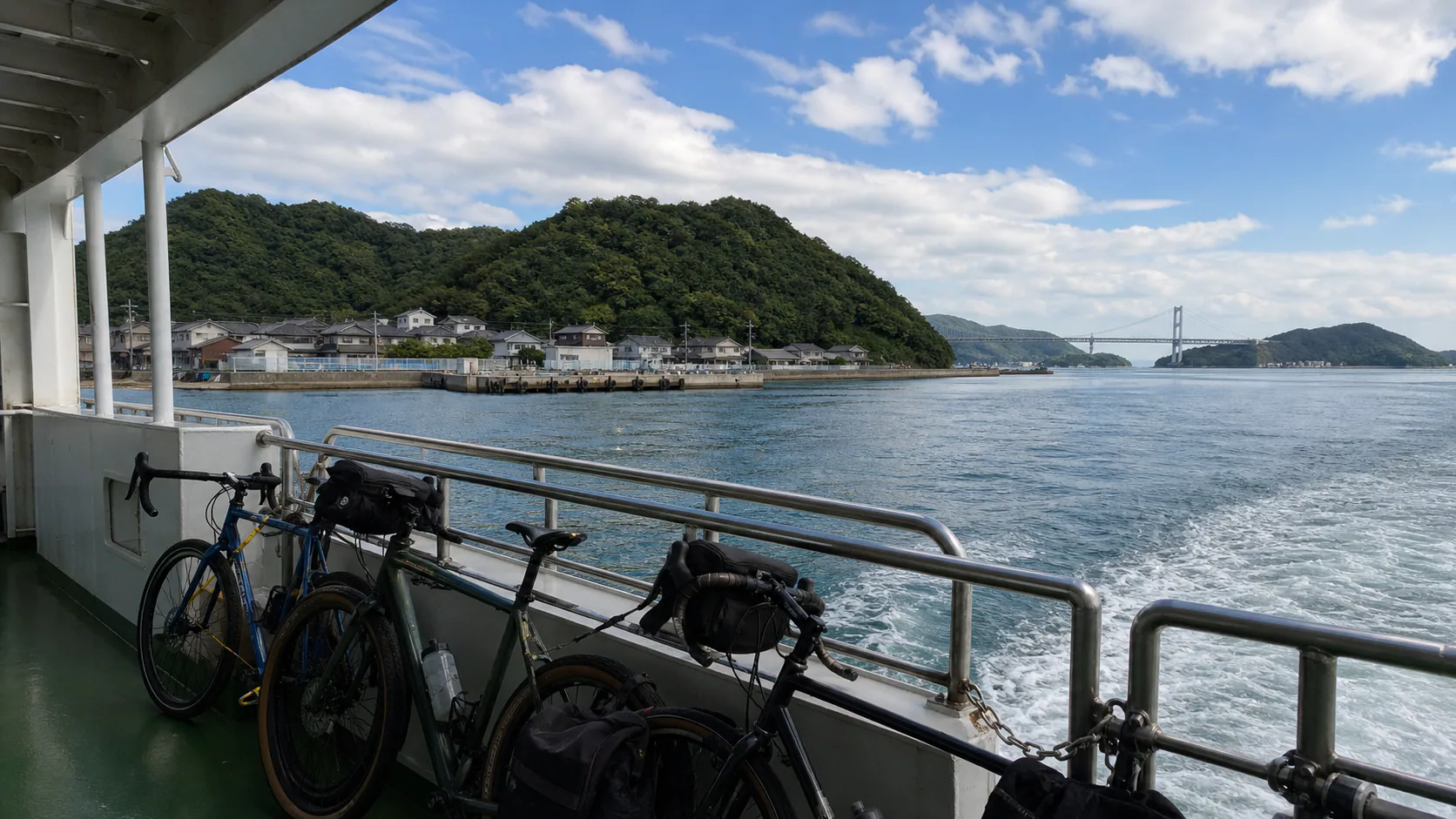 瀬戸内の島の港へ向かう船上でデッキに固定された自転車のAI生成イメージ